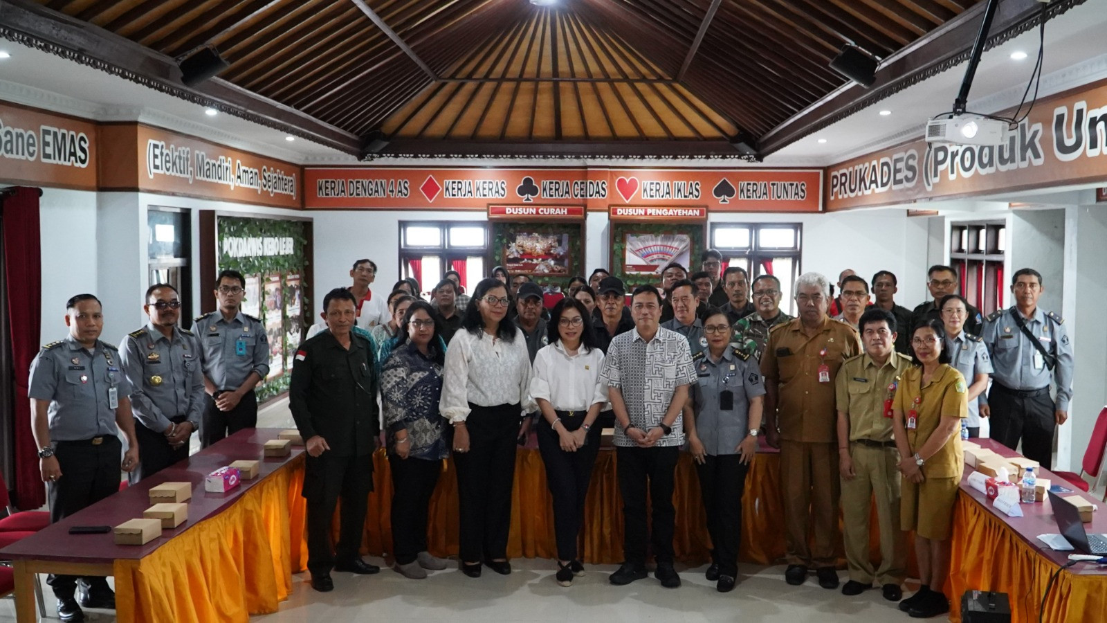 KETUA BADAN PEMBINAAN HUKUM NASIONAL (BPHN) KEMENTRIAN HUKUM REPUBLIK INDONESIA KUNJUNGI POSYANKUMHAMDES DESA GUBUG, KECAMATAN TABANAN, KABUPATEN TABANAN